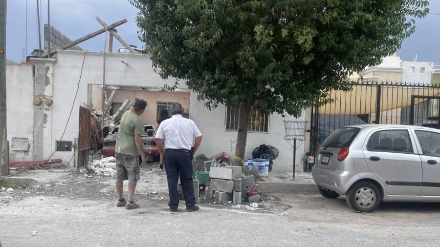 Vecinos y familiares comenzaron a retirar los escombros que quedaron tras el colapso de la estructura.