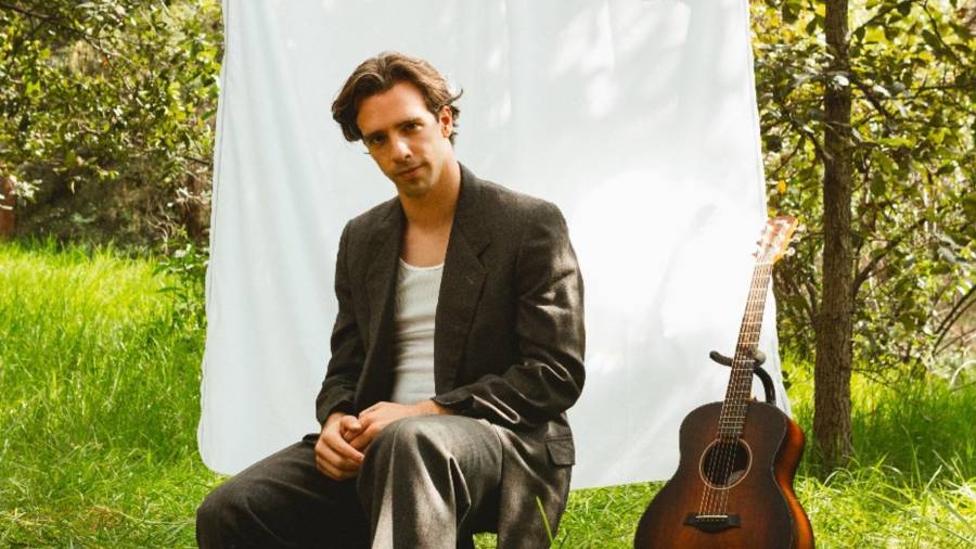 Historias. Entre guitarras, pinturas y letras, Fran Diego construye una propuesta artística que mezcla distintas formas de expresión