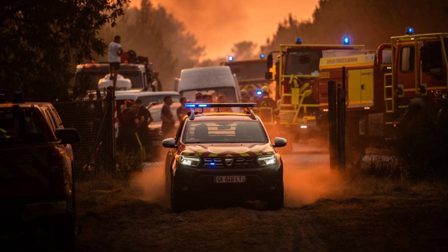 Bomberos trabajando para contener un gran incendio forestal cerca de Saumos, departamento de Gironda, Francia. Según las autoridades, el fuego que ha quemado cerca de 42 mil hectáreas.