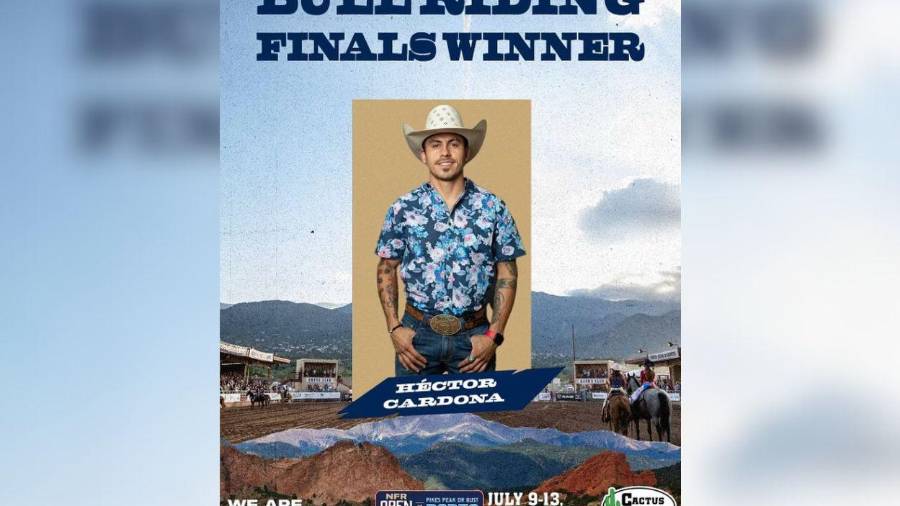 Héctor Cardona celebra su histórico triunfo en el NFR Open 2024, siendo el primer mexicano en ganar el campeonato de Jineteo de Toros.