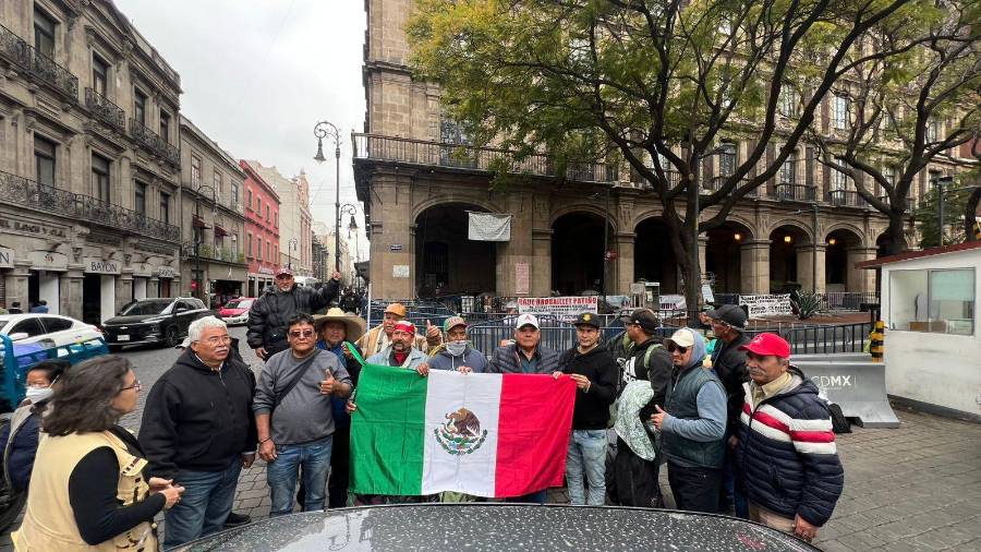 Los extrabajadores abordaron un autobús al mediodía para regresar a Monclova, tras sostener reuniones con autoridades federales y recibir información sobre la posible venta de AHMSA y el pago de adeudos laborales.