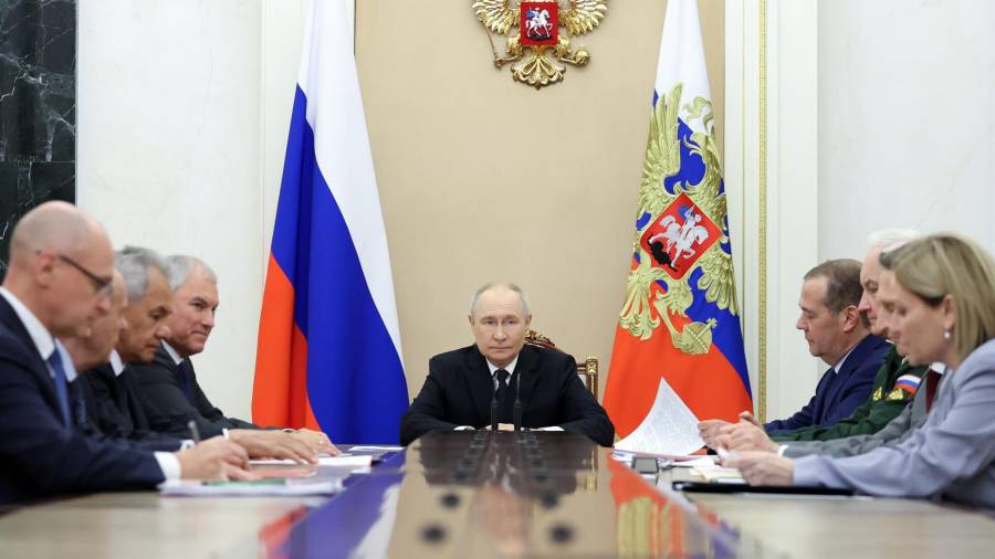 El presidente ruso, Vladímir Putin (centro), asiste a una reunión con miembros del Consejo de Seguridad en el Kremlin de Moscú, Rusia, el 14 de agosto de 2026.