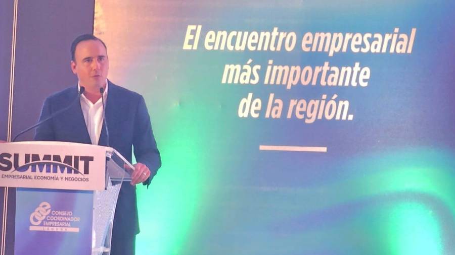 Durante su intervención ante empresarios de La Laguna, Manolo Jiménez aseguró que la coordinación entre sociedad, iniciativa privada y autoridades ha sido clave para consolidar un entorno de paz y atraer nuevas inversiones a la región.