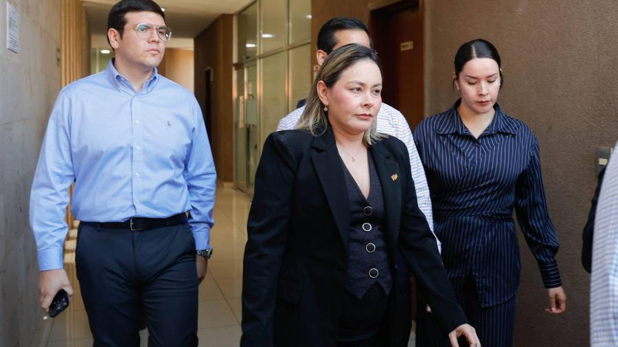 Yeraldine Bonilla Valverde fue designada como la primera mujer gobernadora interina de Sinaloa tras la licencia solicitada por Rubén Rocha Moya en medio de investigaciones federales y señalamientos desde Estados Unidos. La votación en el Congreso se resolvió con 33 votos a favor, 3 en contra y 2 abstenciones, marcando un relevo político histórico en la entidad. Rubén Rocha Moya solicitó separarse del cargo por más de 30 días debido a investigaciones de la Fiscalía General de la República y acusaciones de narcotráfico y posesión ilegal de armas presentadas por autoridades de Estados Unidos. Proceso legislativo: La sesión extraordinaria del Congreso fue encabezada por la Mesa Directiva, que tras debate aprobó la licencia y designó a Bonilla como gobernadora interina.