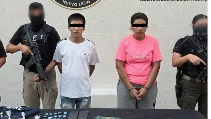 Al ser detenidos, Itzel Zulema, de 23 años, y José Antonio, de 26, tenían en su poder dosis de droga, una báscula y teléfonos celulares.