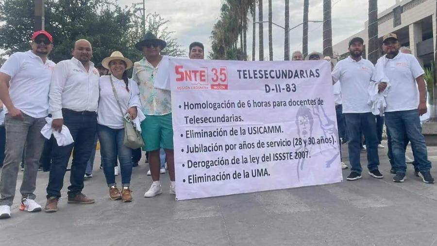 Docentes de la Sección 35 del SNTE marcharon en Torreón para exigir mejoras en salud y esclarecer presuntos fraudes financieros.