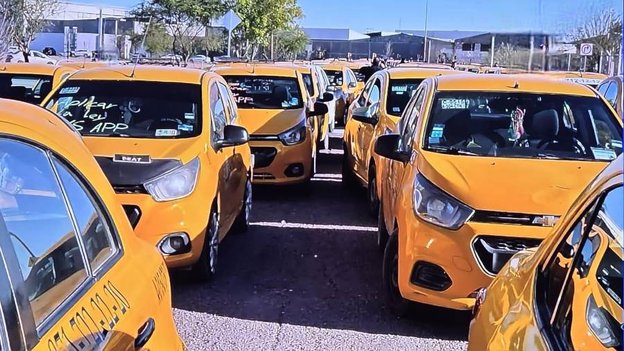 Conductores de taxi recorrieron el centro de Torreón para visibilizar su inconformidad por la competencia de las plataformas digitales.