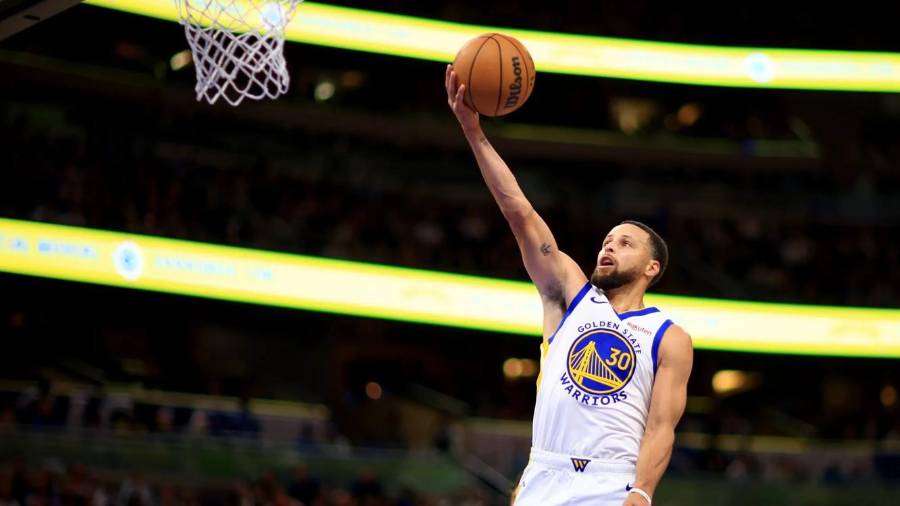 La tradicional comida de Warren Buffett comenzó en el año 2000 y llegó a recaudar más de 53 millones de dólares para GLIDE antes de ser pausada en 2022; en 2026 regresó con Stephen Curry y Ayesha Curry como invitados estelares.