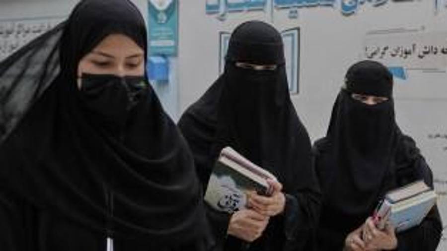 La agencia de las Naciones Unidas advirtió que las consecuencias de las políticas de los talibanes ahora van mucho más allá de las aulas, ya que las mujeres tienen prohibido acceder a la mayoría de los trabajos remunerados y a las profesiones de cara al público.