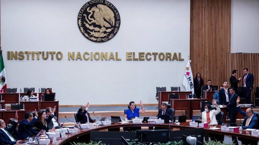 La omisión de este antecedente documental provocó que una regla preexistente, y que se ha aplicado desde hace 12 años por el Instituto Nacional Electoral (INE) y el Tribunal Electoral del Poder Judicial de la Federación (TEPJF) en los últimos procesos electorales, fuera debatida públicamente como si se tratara de una modificación de fondo al sistema actual.