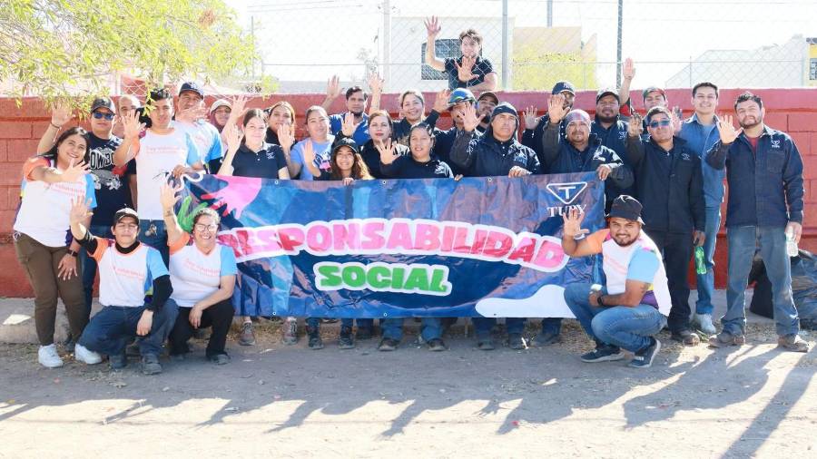 El equipo de voluntarios de Tupy que participó en la rehabilitación del espacio público en la colonia Omega, sumando 180 horas de trabajo en conjunto, en beneficio de las familias de ese sector de Saltillo. FOTO: CORTESÍA