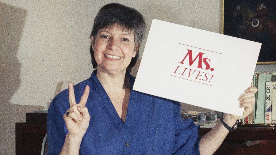 Robin Morgan, redactora jefa de la revista *Ms.*, celebra el regreso de la publicación en primavera desde su oficina de Nueva York el 28 de febrero de 1990