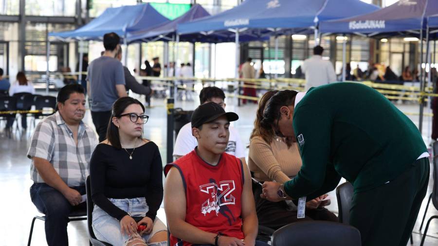 La Secretaría de Salud informó que las 32 entidades han notificado casos, distribuidos en 443 municipios del país.