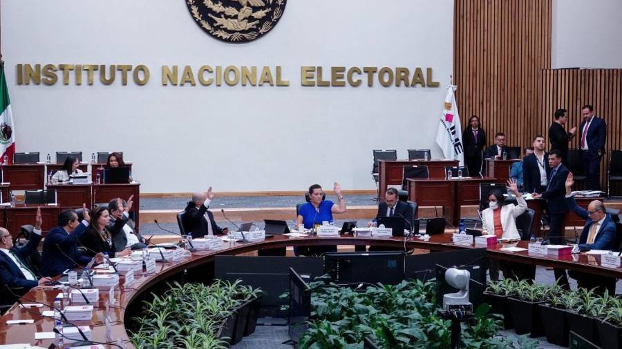 Indicaron que el hecho concreto es que se buscan otros cambios que son muy complejos para la democracia mexicana, como quitar plurinominales en el Senado, Cámara de Diputados y Congresos estatales.