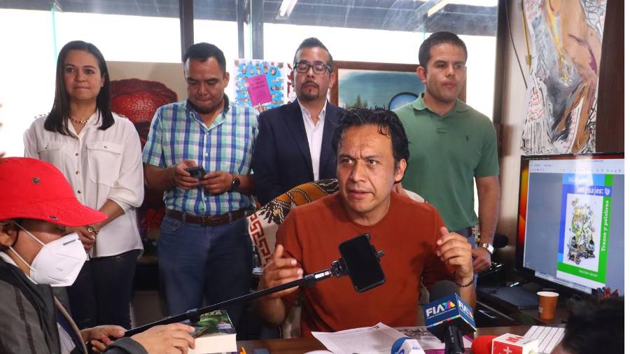 Con un fuerte y constante contacto con maestros de todo el País, especialmente de la CNTE, Marx recibió más presupuesto cuando ya había terminado la mayoría de los nuevos libros de texto gratuito, que iniciaron en el ciclo escolar 2023-2024.