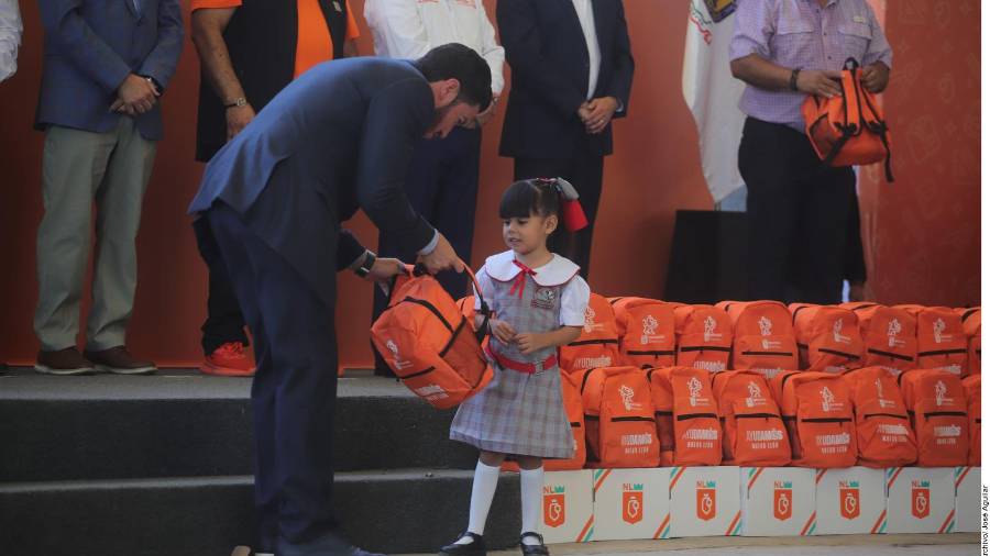 De acuerdo con las bases del concurso, la asignación de los productos se realizará en dos partidas: una de 106 mil mochilas con útiles para primarias, y otra de 90 mil 688 para preescolar y secundaria.