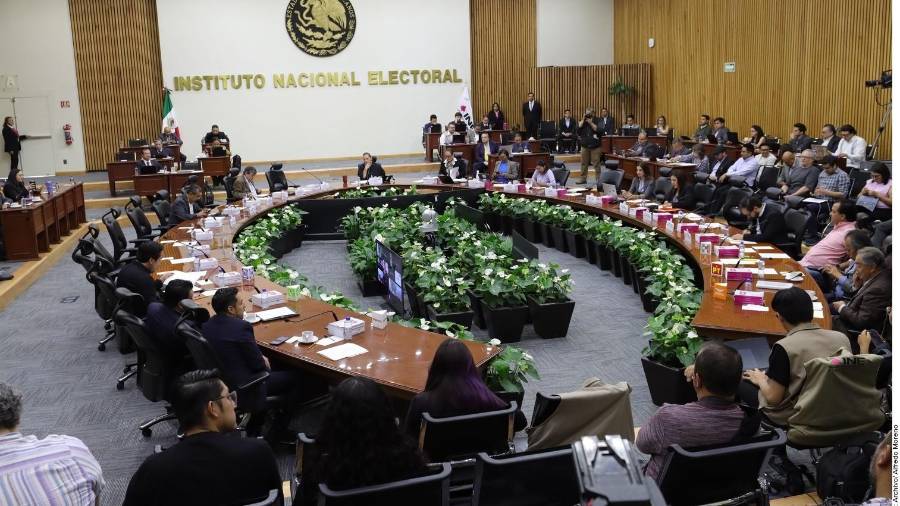 Aunque el ahorro por sueldos de altos mandos es de solo 17 millones, la prohibición de seguros impactará a todo el instituto.