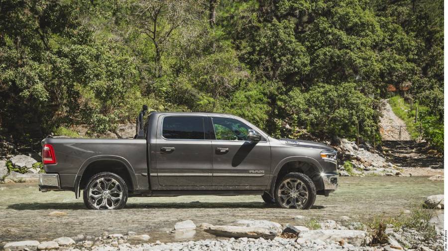 La línea heavy-duty consiste en camionetas pickup y chasises comerciales de gran capacidad fabricadas en la planta de ensamble de camiones en la localidad de Derramadero, en Saltillo, las cuales están diseñadas para tareas de carga, remolque y trabajo rústico.