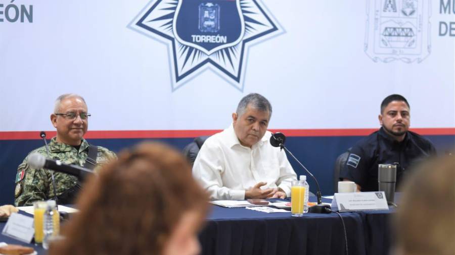 Eduardo Olmos Castro encabezó la vigésima reunión semanal de seguridad en representación del alcalde Román Alberto Cepeda González, donde se acordaron nuevas estrategias para prevenir delitos y atender problemas de adicciones en Torreón.