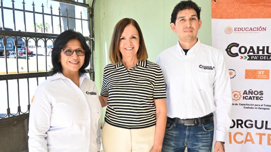 La alcaldesa Sara Irma Pérez (centro) puso en marcha los cursos de Barbería y Gastronomía.