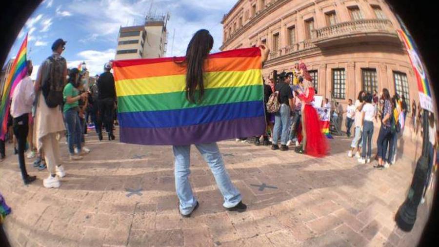 Este año, la marcha se llevará a cabo bajo el lema “Creciendo libres, amando con orgullo”, en continuidad con las ediciones anteriores.