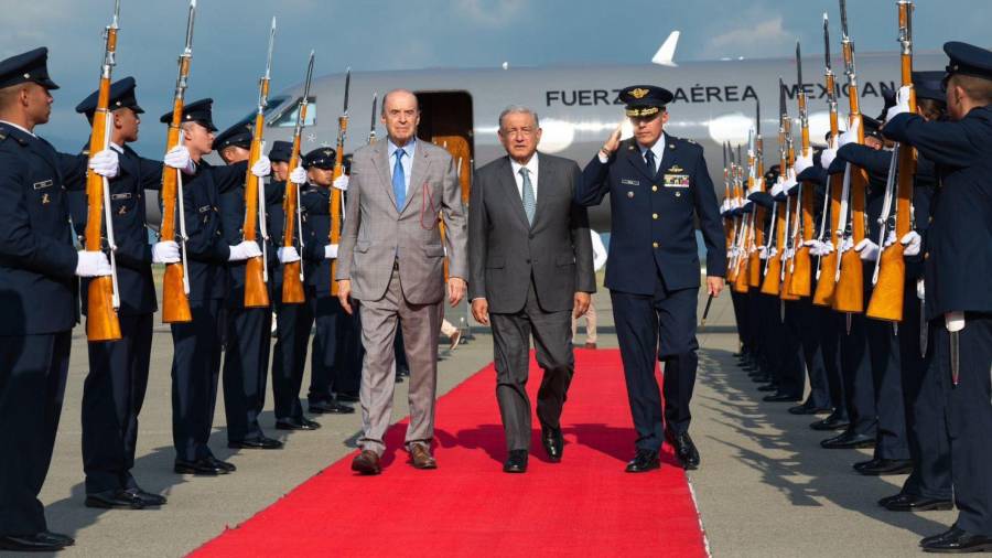 Andrés Manuel López Obrador, presidente de México, fue recibido por Álvaro Leyva, canciller de Colombia, en el Aeropuerto Internacional Alfonso Bonilla Aragón, en el marco de la Cumbre Latinoamericana y del Caribe sobre Drogas, que se realizará en la entidad.