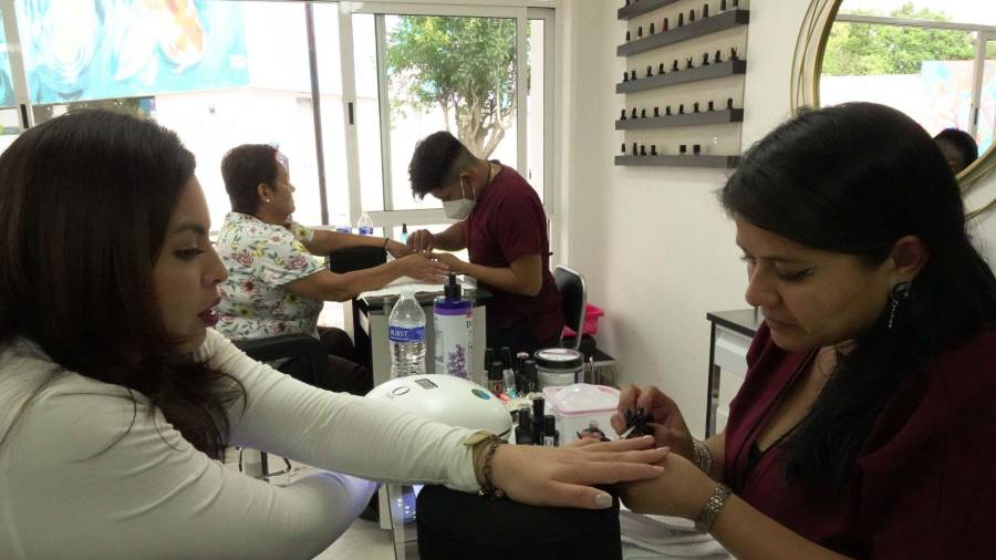 Imagen en referencia a los servicios de peinado y maquillaje, que el salón ofrecía estando ubicada en el segundo piso del interior del Senado.