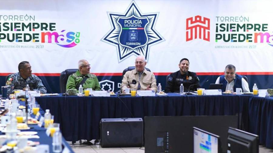 El alcalde Román Alberto Cepeda González encabezó la quinta reunión semanal de seguridad en Torreón.
