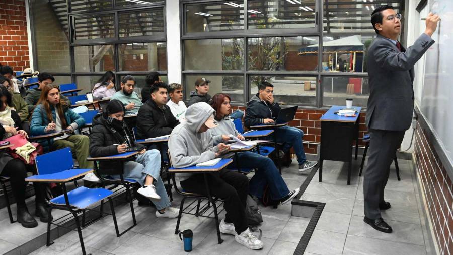 El rector subrayó que la universidad tiene una responsabilidad “irrenunciable” para ser “contrapeso efectivo a la exclusión”.