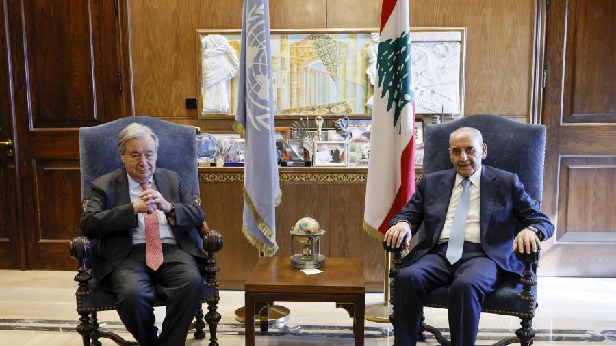 l presidente del Parlamento libanés, Nabih Berri (derecha), se reúne con el secretario general de las Naciones Unidas, Antonio Guterres (izquierda), en Beirut, Líbano,