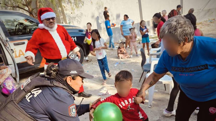 Siete policías de Guadalupe entregaron regalos y convivieron con más de 30 niños de la colonia El Ranchito 1, gracias a una iniciativa voluntaria para llevarles una Navidad diferente.