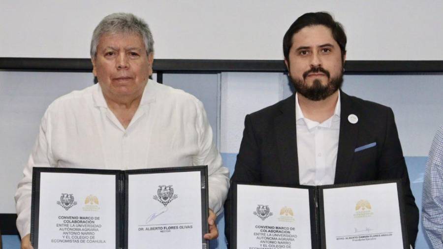 Alberto Flores Olivas, rector de la UAAAN y el presidente del Colegio de Economistas de Coahuila Alberto Damián Flores Araujo, firmaron un convenio de colaboración académica y profesional.