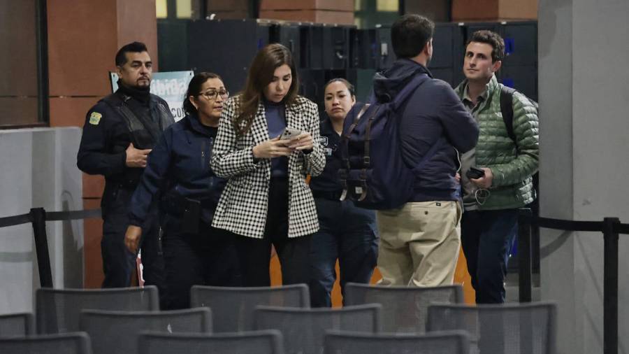 Luego de poco más de cuatro horas de haber llegado, Tania Flores dejó el Centro de Justicia donde se llevó a cabo la audiencia.