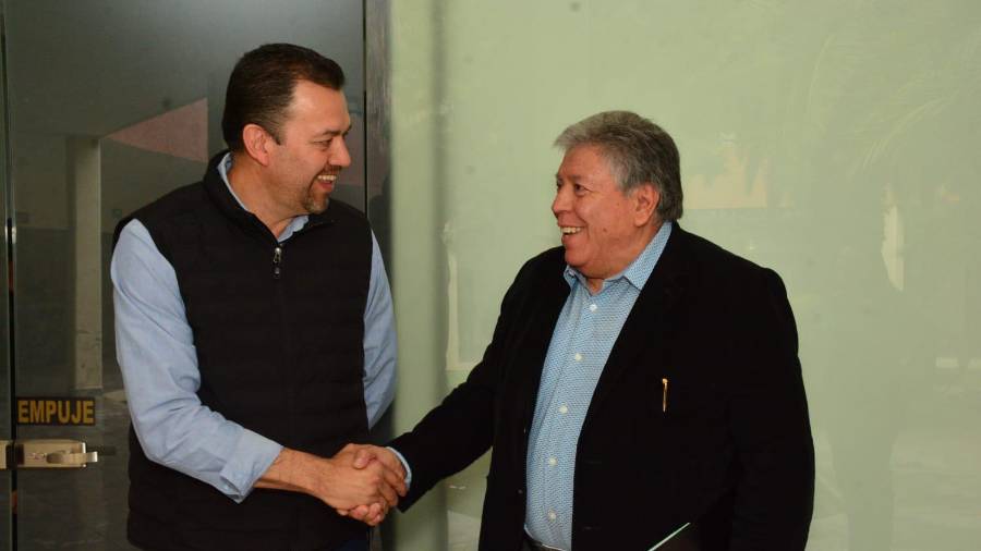 José Antonio González Fuentes y el actual rector, Alberto Flores Olivas, durante el inicio del proceso de entrega-recepción en la UAAAN.