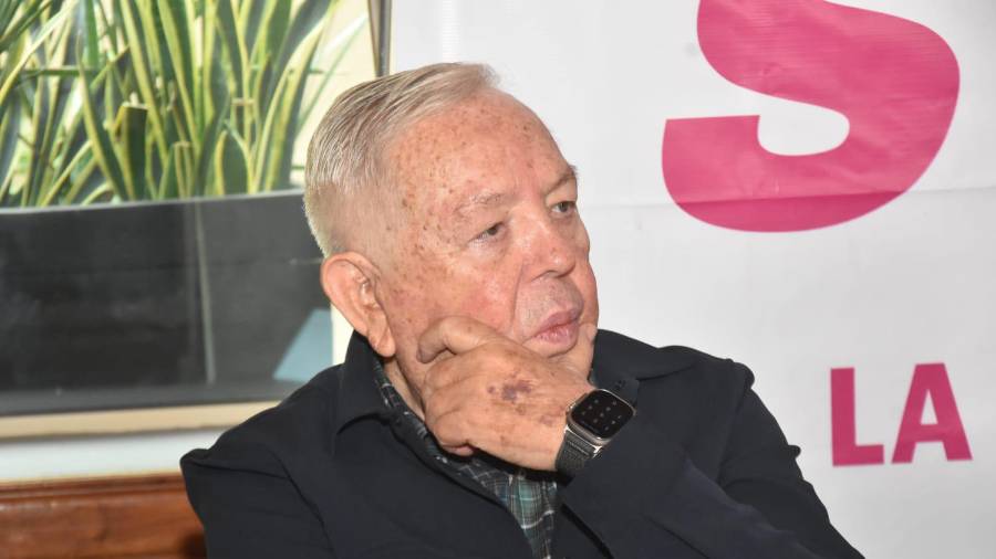Al afirmar que la política actual se ha convertido en una letrina y que hay que hacer algo por un cambio, el ex secretario de Economía, Fernando Turner, reveló sus aspiraciones de contender por la gubernatura del Nuevo León.