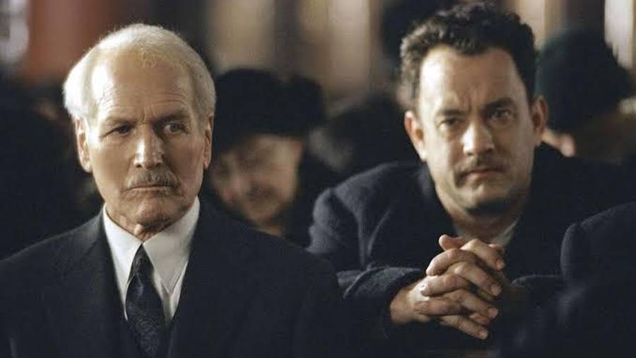 Personaje. Tom Hanks interpreta a Michael Sullivan, un hombre obligado a emprender una peligrosa huida después de que su hijo descubre el verdadero rostro de su padre.