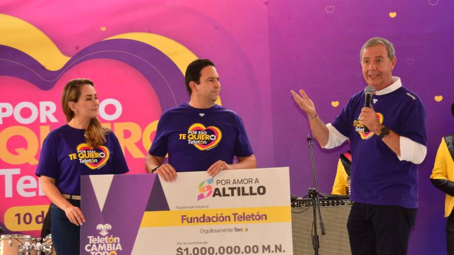 El alcalde Javier Díaz y su esposa, Luly López, entregaron un millón de pesos en nombre del Municipio de Saltillo.