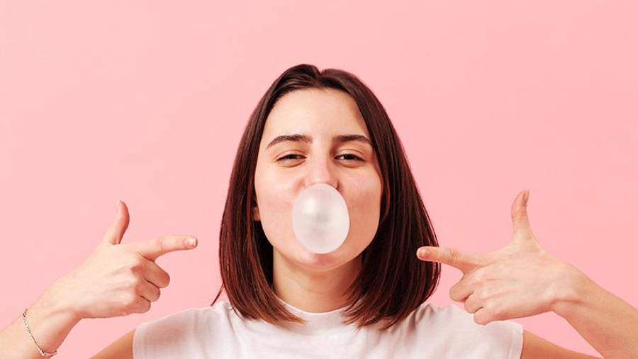 Un aviso colocado en una fábrica de Ramos Arizpe, donde se prohíbe a los trabajadores masticar chicle, generó reacciones encontradas en redes sociales.