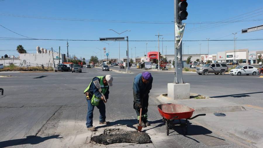 Brigadas del programa “Aquí Andamos” realizan trabajos de rehabilitación de vialidades en distintos sectores de Saltillo.