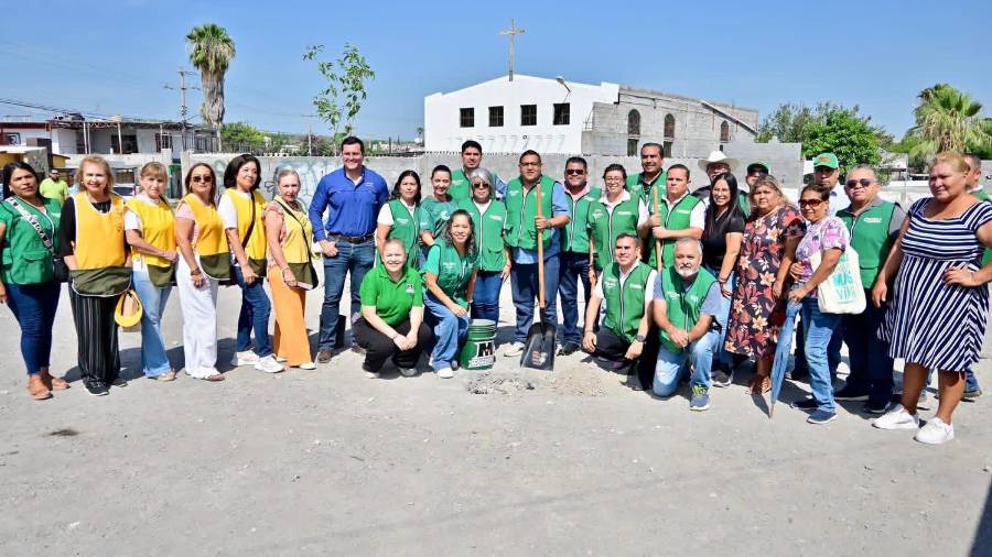 Carlos Villarreal encabezó la jornada de reforestación en la colonia San Salvador como parte de la campaña estatal “Verde Verde Coahuila”.