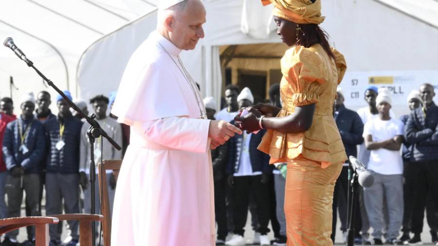 El Papa León XIV asiste a un encuentro con migrantes en el centro ‘Las Raíces’ en Tenerife, Islas Canarias, España.