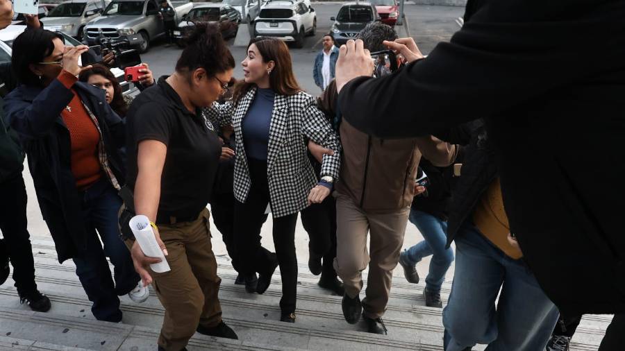 Tania Flores Guerra arribó al Centro de Justicia Penal de Saltillo para comparecer ante un juez, en medio de un fuerte operativo.