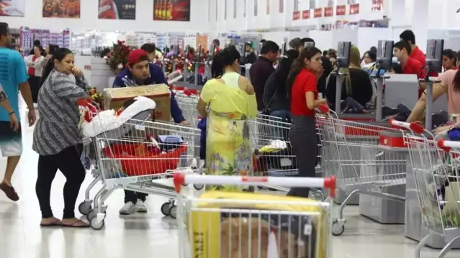 Comercios de Piedras Negras reportan un incremento en la actividad y se preparan para atender la demanda durante las fiestas decembrinas.