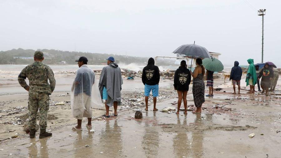SMN de la Conagua informó el huracán ‘Isaías’ se había intensificado a categoría 2 en escala de Saffir-Simpson sobre el Golfo de México. Mientras que la se prevé que la actual Tormenta Tropical ‘Simón’ tome fuerza y en el proceso se convierta en un poderoso huracán.