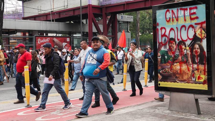 CNTE avanza sobre Calzada de Tlalpan de regreso al Centro de la Ciudad de México, tras la marcha que realizaron con dirección al Estadio Azteca.