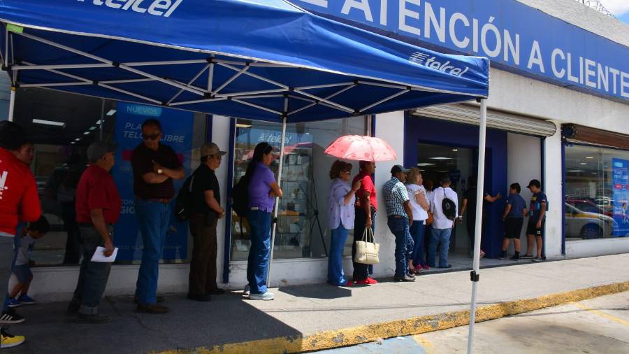 Las largas filas para realizar el registro de líneas telefónicas han llevado a usuarios en Saltillo a permanecer varias horas en sucursales.
