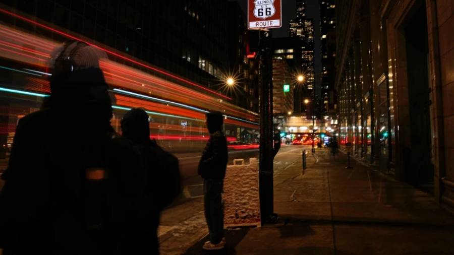 Un letrero que marca el inicio de la histórica Ruta 66 se encuentra en la intersección de East Adams Street y South Michigan Avenue, en Chicago, el miércoles 14 de enero de 2026.
