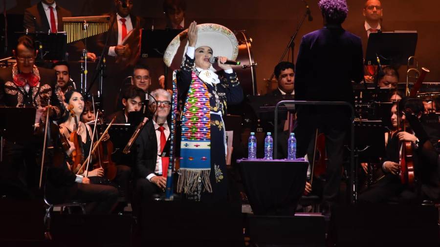 Los temas del ‘Divo de Juárez’ que forman parte de la memoria colectiva de varias generaciones enmarcaron el arranque de la edición 19 Festival Internacional Santa Lucía.
