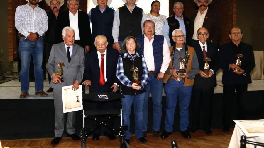 Durante la ceremonia del Día del Agrónomo se entregó la presea “Buitre de Oro” a egresados destacados de la UAAAN por su trayectoria en investigación, academia y servicio público.