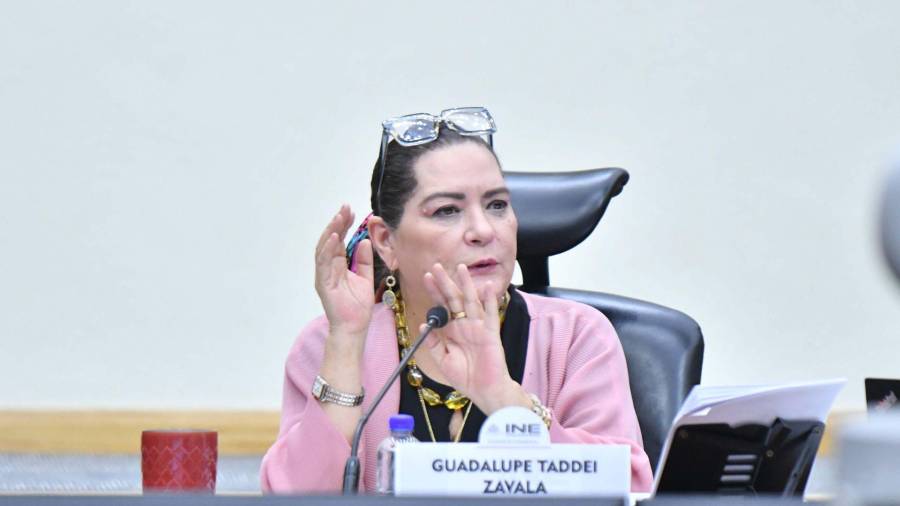 CIUDAD DE MÉXICO, 22OCTUBRE2026.- Guadalupe Taddei Zavala, consejera presidenta del Instituto Nacional Electoral, durante la sesión ordinaria del instituto en la que representantes de los partidos PRI y SOMOS MX pidieron su renuncia tras darse a conocer la polémica por contratos y nexos con uno de los proveedores. FOTO: GALO CAÑAS/CUARTOSCURO.COM